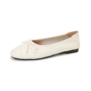 Ballerines élégantes blanc cassé pour femmes avec bout carré, nœud et texture tissée