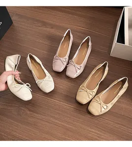 Nahaufnahme der flexiblen Sohle der quadratischen Ballett-Flachschuhe mit Schleifen-Detail