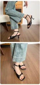 Details von schwarzen Kitten-Heel-Sandalen mit Schleife und eckiger Zehenpartie