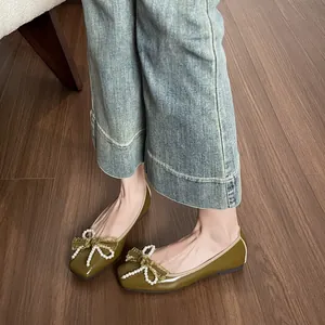Ballerine verde oliva con fiocco in seta e perle su scarpe a punta quadra