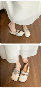 Dettaglio ballerine Mary Jane color crema con cinturini floreali incrociati e punta squadrata
