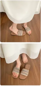 Gros plan détaillé sur la texture des brides tissées des sandales plates d'été rétro