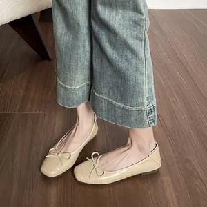 Ballerinas in Beige mit Schleife und Karree-Zehe, getragen mit blauen Jeans