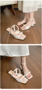 Details von perlweißen Sandalen mit quadratischer Zehe, Schleife und Fesselriemen