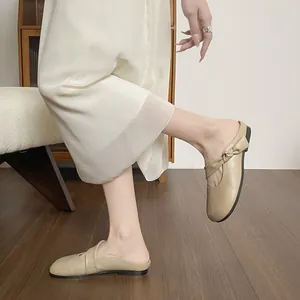 Sabot bassi in pelle beige stile francese con nodo decorativo e punta tonda donna