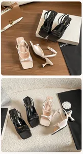 Detailsicht eleganter Sandaletten mit eckiger Spitze, Satinschleife und Pfennigabsatz