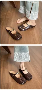 Vue détaillée de mules marron glacées avec design plissé et bride fine à boucle dorée