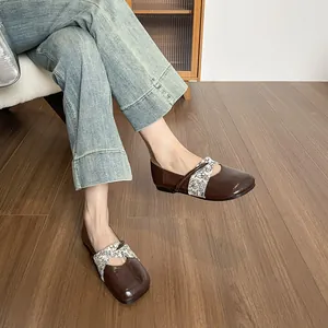 Ballerine Mary Jane marrone scuro stile francese con cinturini incrociati floreali