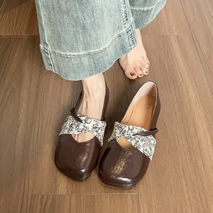 Ballerine marrone scuro stile francese con cinturini incrociati floreali e punta quadrata