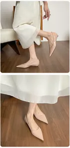 Detalle de manoletinas en punta color beige con acabado brillante y silueta elegante