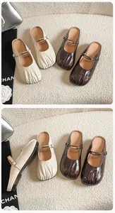 Détails des mules plates plissées à bout rond avec boucle métallique en crème et marron