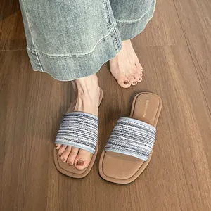 Sandales plates pour femmes avec brides tressées bleues et blanches style rétro