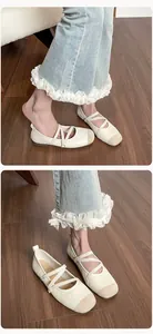 Détail de ballerines Mary Jane beige avec lanières croisées et bout en daim contrasté