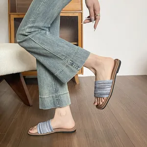 Sandales plates pour femmes avec tissage bleu et blanc et style bohème vintage