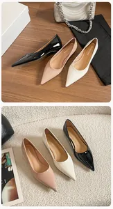 Zapatos planos de punta en negro, nude y blanco sobre suelos de madera y alfombras