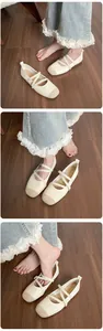 Détail de ballerines Mary Jane avec tissu beige et bout rapporté de couleur kaki