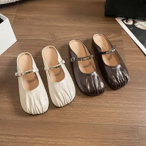 Mules Mary Jane chic en crème et marron foncé avec bout plissé et boucles en métal