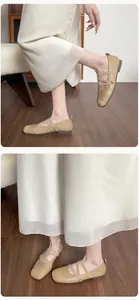 Détails de ballerines Mary Jane beiges à bout carré et multiples brides élégantes