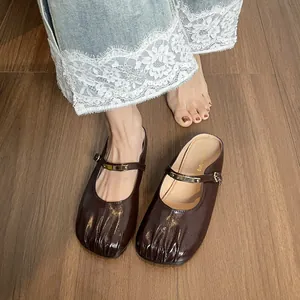 Mules plates pour femmes en cuir verni marron foncé avec bout rond et boucle en métal