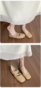 Détail de ballerines Mary Jane beige avec brides croisées élastiques et bout en suédine
