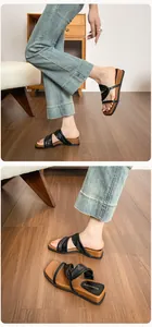 Nahaufnahme der Retro-Plateausandalen mit schwarzen Lederriemen und brauner Innensohle