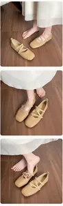 Vue détaillée des ballerines Mary Jane kaki à brides triples sur un parquet en bois