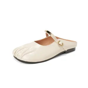 Mules plates blanc cassé élégantes avec bout plissé et boucle métallique dorée chic