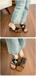 Detailansicht von Retro-Plateau-Sandalen mit schwarzen Multi-Riemen und Knotendesign