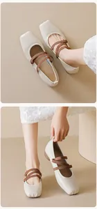 Vue détaillée de ballerines Mary Jane avec trois brides élastiques croisées marron