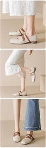 Détails des chaussures Mary Jane crème avec brides croisées et petits talons carrés