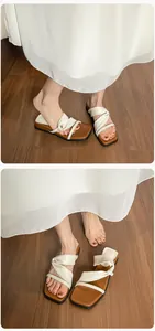Makroaufnahme der quadratischen Sandalen mit cremefarbenen gedrehten Riemen aus Leder