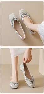 Détails de ballerines plates crème ornées de perles et de fleurs en cristaux brillants