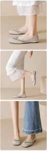 Gros plan de ballerines pointues élégantes avec ornements en perles et strass