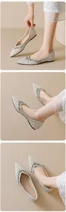 Détails de chaussures plates de mariage avec perles et bordures en strass scintillants