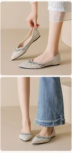 Détail de ballerines pointues champagne avec des ornements en perles et motifs strass