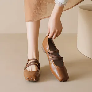 Eleganti scarpe Mary Jane in pelle marrone caramello con punta quadrata e cinturini incrociati