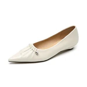 Elegante crème puntige ballerina's met plooien en zilverkleurig metalen accent