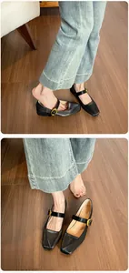 Detailansicht schwarzer Mary Jane Halbschuhe mit eckiger Zehenpartie und Goldschnalle
