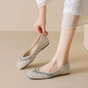Elegante spitze flache Brautschuhe mit Perlen und Strasssteinen in Elfenbein-Satin-Optik