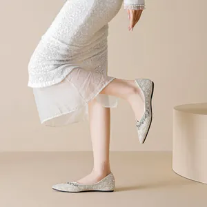 Ballerines beiges élégantes à bout carré avec perles blanches et strass brillants