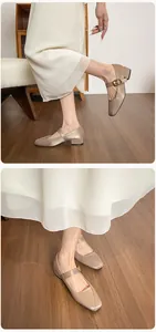 Details der champagnerfarbenen Satin-Mary-Janes mit eckiger Zehenpartie und Blockabsatz