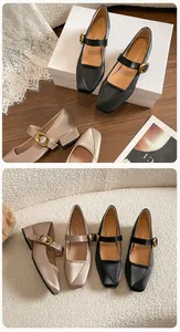 Detail von Mary Jane Schuhen mit Karree-Zehe, Metallschnallen und elegantem Seidenfinish