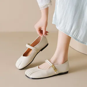 Bailarinas Mary Jane beige chic con diseño de punta plisada y hebilla metálica dorada