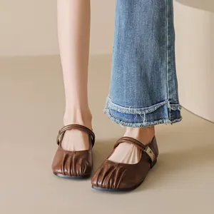 Bailarinas Mary Jane marrón oscuro de estilo francés con pliegues y hebilla
