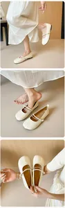 Detail der cremefarbenen Tabi-Ballerinas mit Strassriemen und Zehentrennung