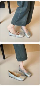 Silberne Tabi Mary Jane Ballerinas mit Strass-Riemen und geteiltem Zehenbereich im Detail