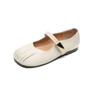 Bailarinas Mary Jane de estilo francés en color beige con punta fruncida y hebilla dorada
