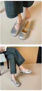 Detail von silbernen Mary Jane Flats mit Strass-Riemen und Tabi-Zehen-Design
