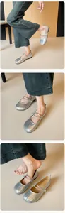 Detailansicht der silbernen Tabi-Flachschuhe mit Strassriemen und geteilter Zehenpartie
