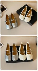 Detail von silbernen und beigen Tabi Mary Jane flachen Schuhen mit Strassriemen